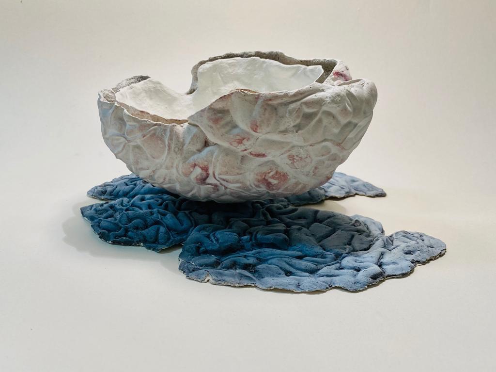 Escultura de pequeño formato de cáscara cerámica, en la que la ausencia de cera genera la poética del vació de la pieza